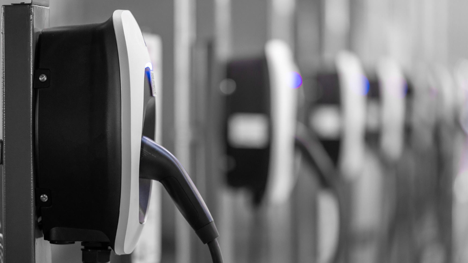 E-Mobilität & Energie 7 Nutzen Sie die Kraft der Sonne! Wir verbinden Ihre E-Mobilität mit Solarenergie und Batteriespeichern für maximale Unabhängigkeit. E-Mobilität & Energie